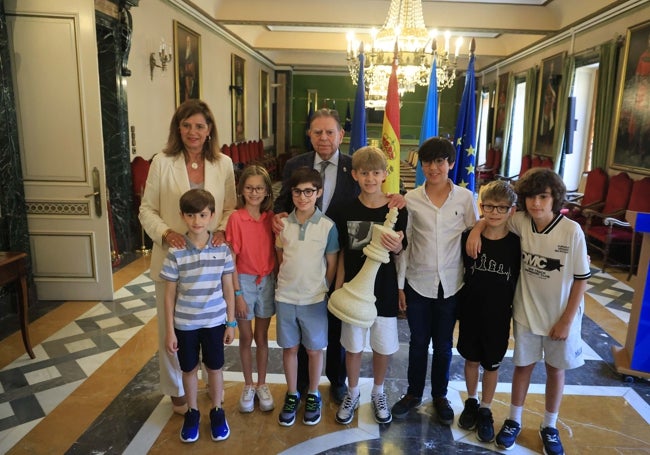 Los «pequeños gigantes del ajedrez», en el salón de Plenos.