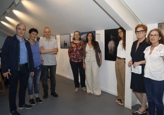 De izquierda a derecha: el director de Patrimonio, la directora del museo, uno de los coordinadores de Defoto, la comisaria de la muestra, la artista y varias expertas y representantes de los colectivos afectados.