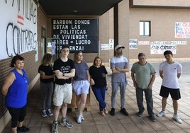 Parte de los vecinos del bloque de la calle Río Piloña (Contrueces), afectados por la amenaza de desahucio de la Sareb, frente a sus viviendas.