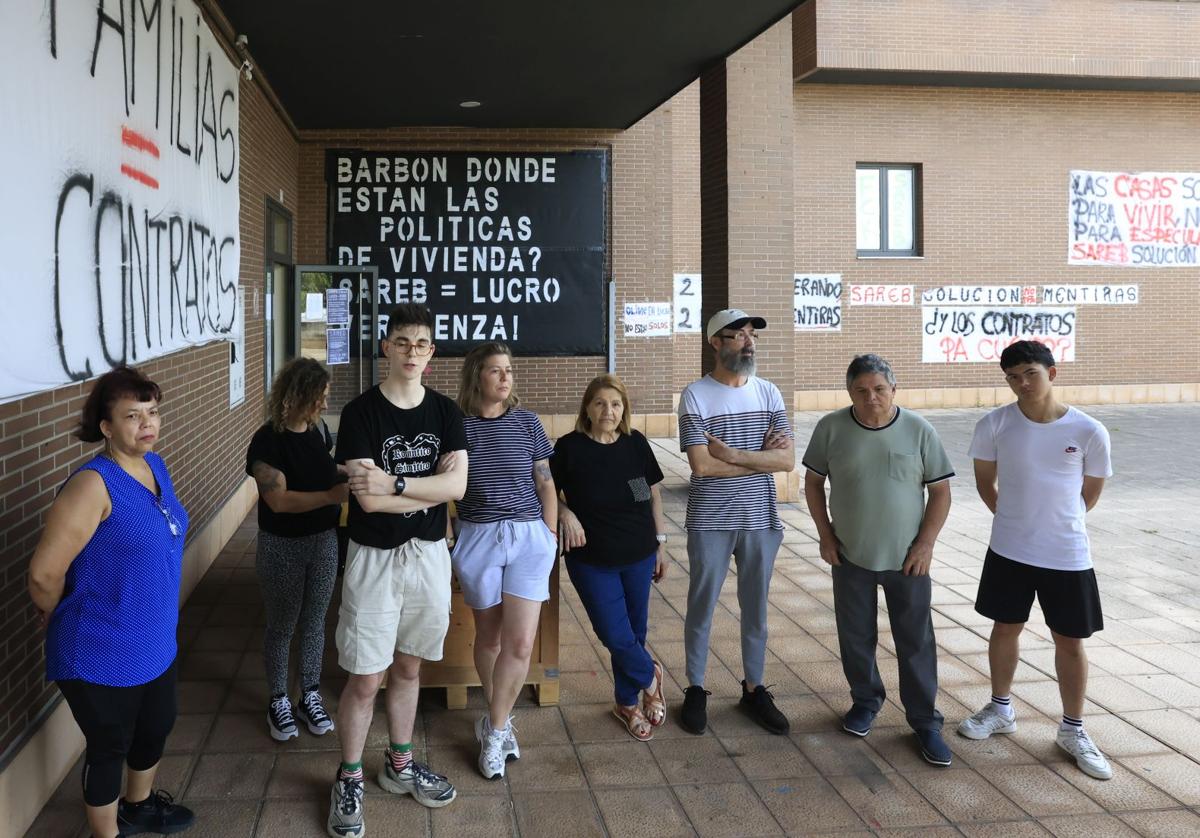 Parte de los vecinos del bloque de la calle Río Piloña (Contrueces), afectados por la amenaza de desahucio de la Sareb, frente a sus viviendas.