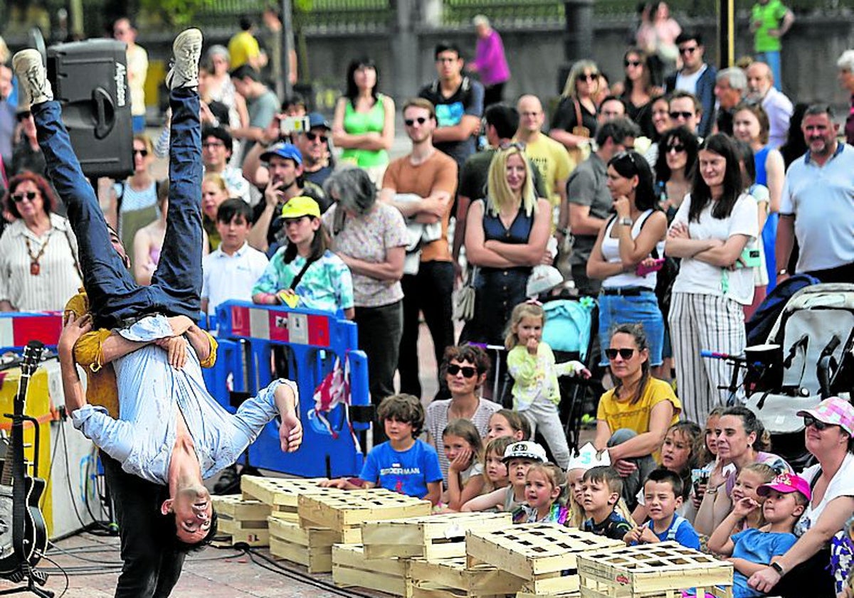 Imagen principal - El festival Cafca llenó las plazas de la ciudad.
