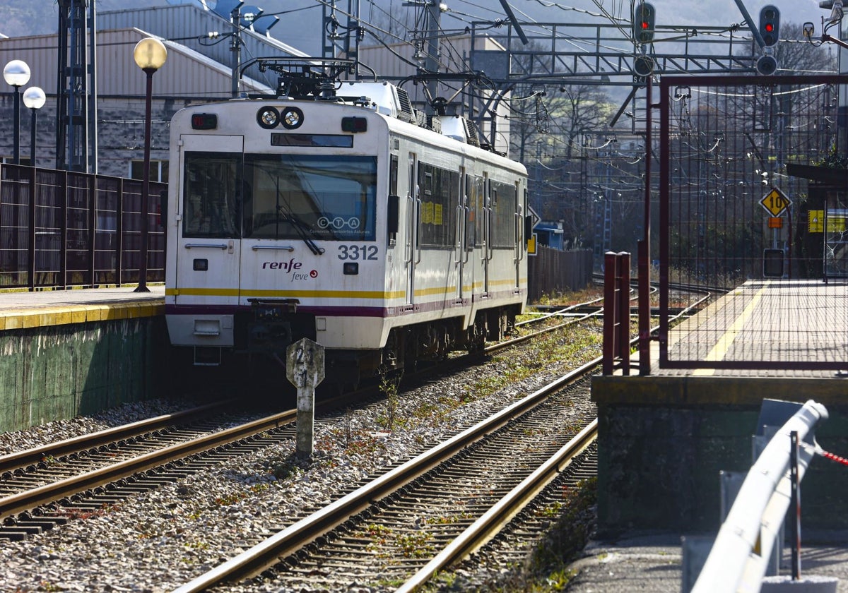 Un tren, en la estación de El Berrón.