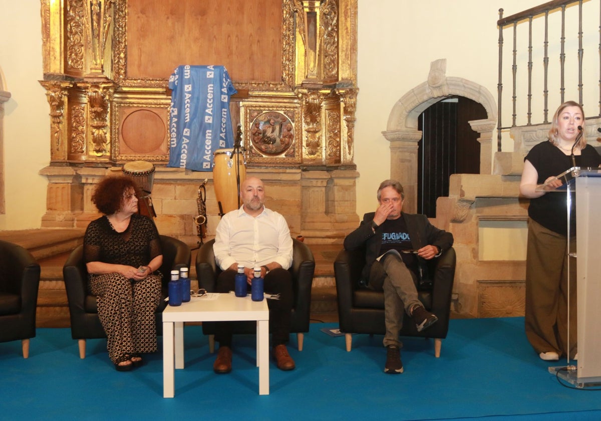 Marta del Arco, Guzmán Pendás y Javier Mahía, en el acto de Accem en la colegiata San Juan Bautista.