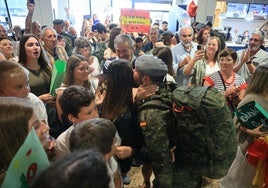 Llegada de los militares asturianos al aeropuerto de Asturias.