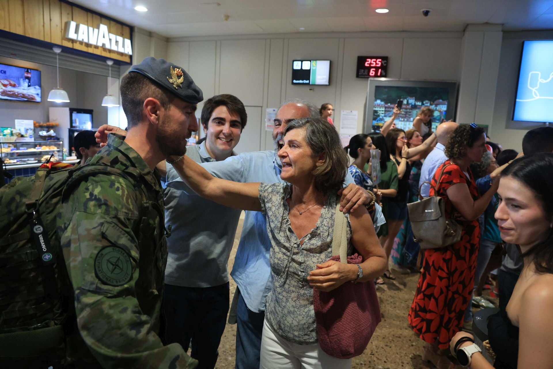 Emocionante regreso de los militares asturianos que estuvieron seis meses en Eslovaquia