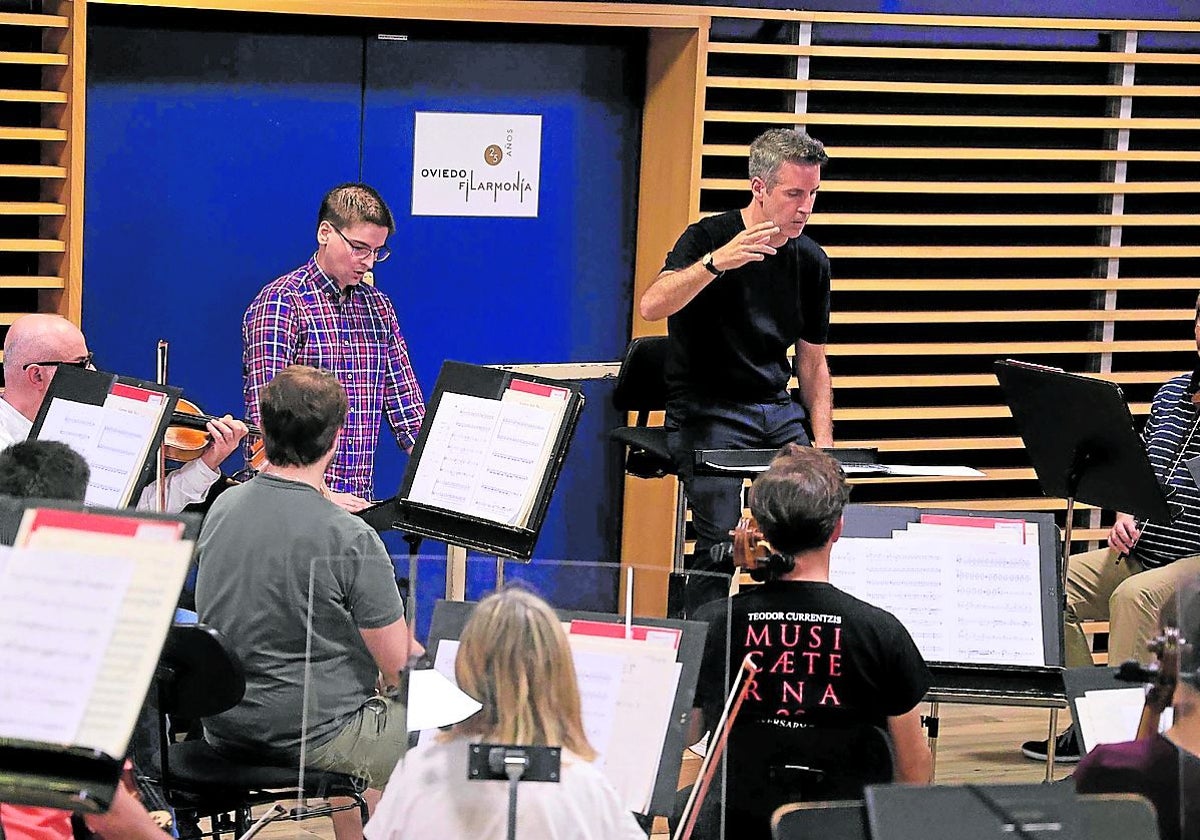 Gabriel Ordás y Lucas Macías, de frente, durante el ensayo del gran concierto de este sábado.