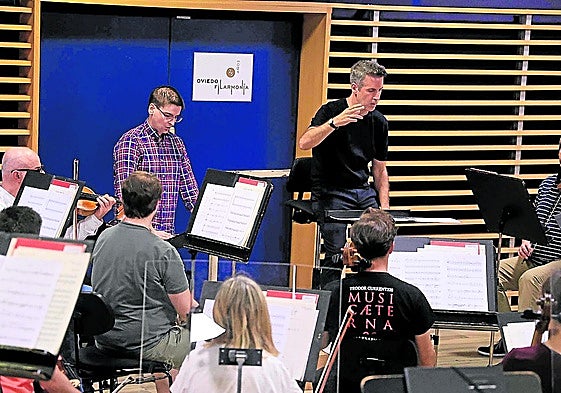 Gabriel Ordás y Lucas Macías, de frente, durante el ensayo del gran concierto de este sábado.