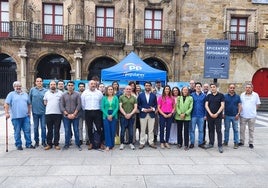 Concejales, directiva y militantes del PP de Gijón, junto a la carpa informativa instalada en la plaza del Marqués.