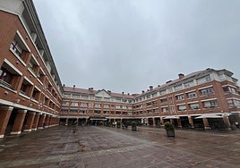 Viviendas en la plaza Mayor de la urbanización de La Fresneda.