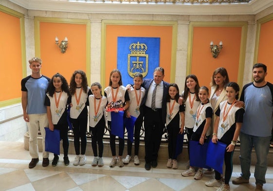 Alfredo Canteli y Concepción Méndez, con el equipo femenino de voleibol.