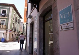 Cartel de una Vivienda de Uso Turístico (VUT) abierta en Llanes.