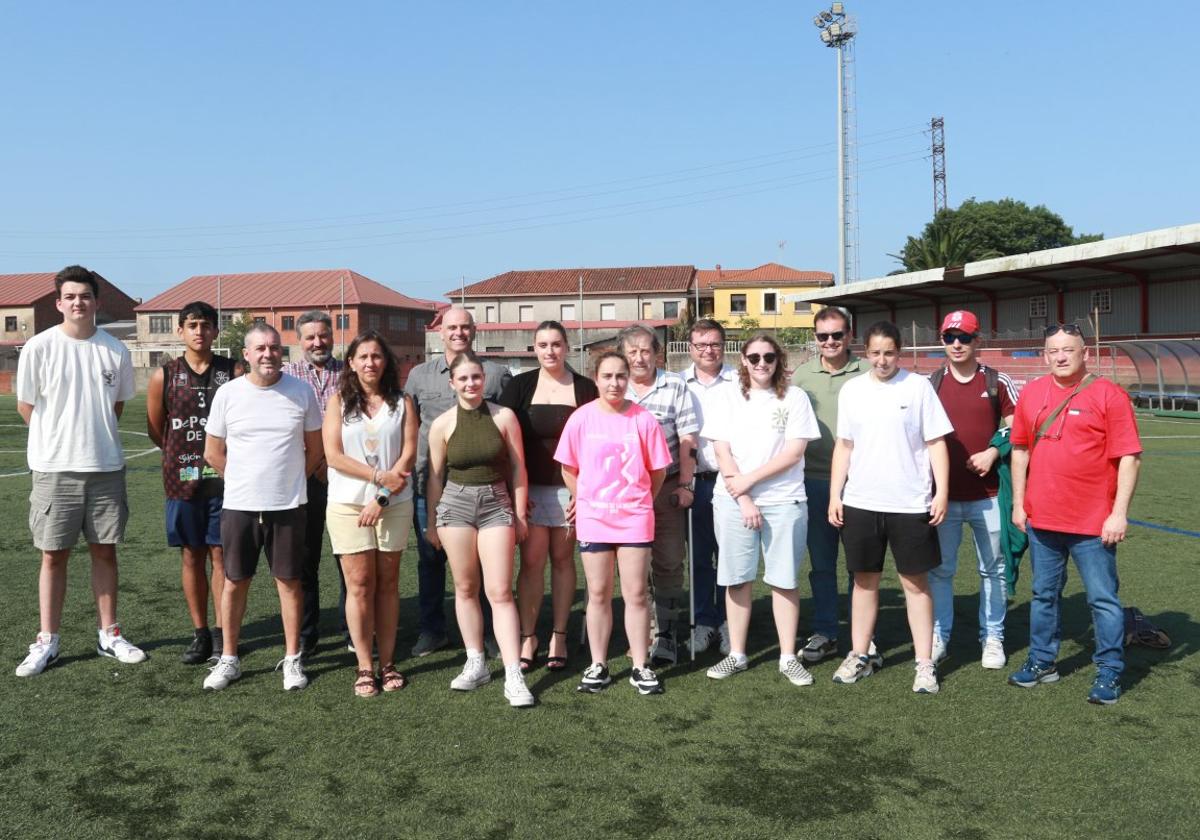 Integrantes de la familia del Portuarios posan en el campo Santa Cruz, en Gijón.