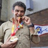 Miguel Álvarez, con sus dos últimos oros nacionales, frente al Grupo Covadonga.