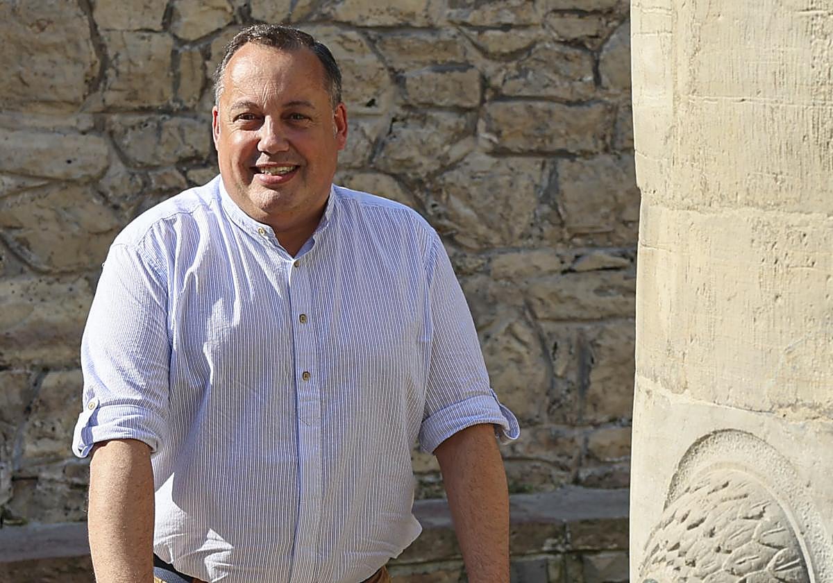 El edil de Servicios Urbanos, Movilidad y Medio Ambiente, Pelayo García, en los caños de Rivero.