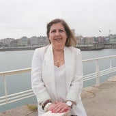 La concejala Marina Pineda, en la Punta Liquerique, con el Muelle al fondo.