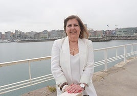 La concejala Marina Pineda, en la Punta Liquerique, con el Muelle al fondo.