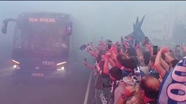 Vídeo: así fue la espectacular bienvenida al bus del Real Oviedo