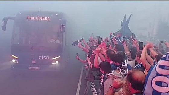 Vídeo: así fue la espectacular bienvenida al bus del Real Oviedo