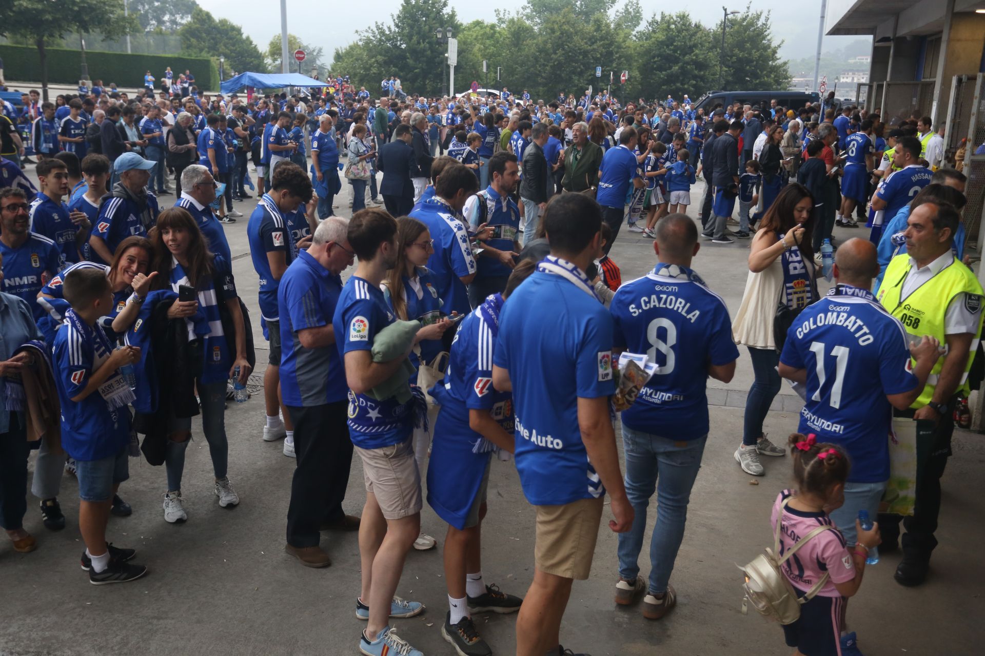 Oviedo se vuelca con su equipo: las mejores imágenes de la afición azul