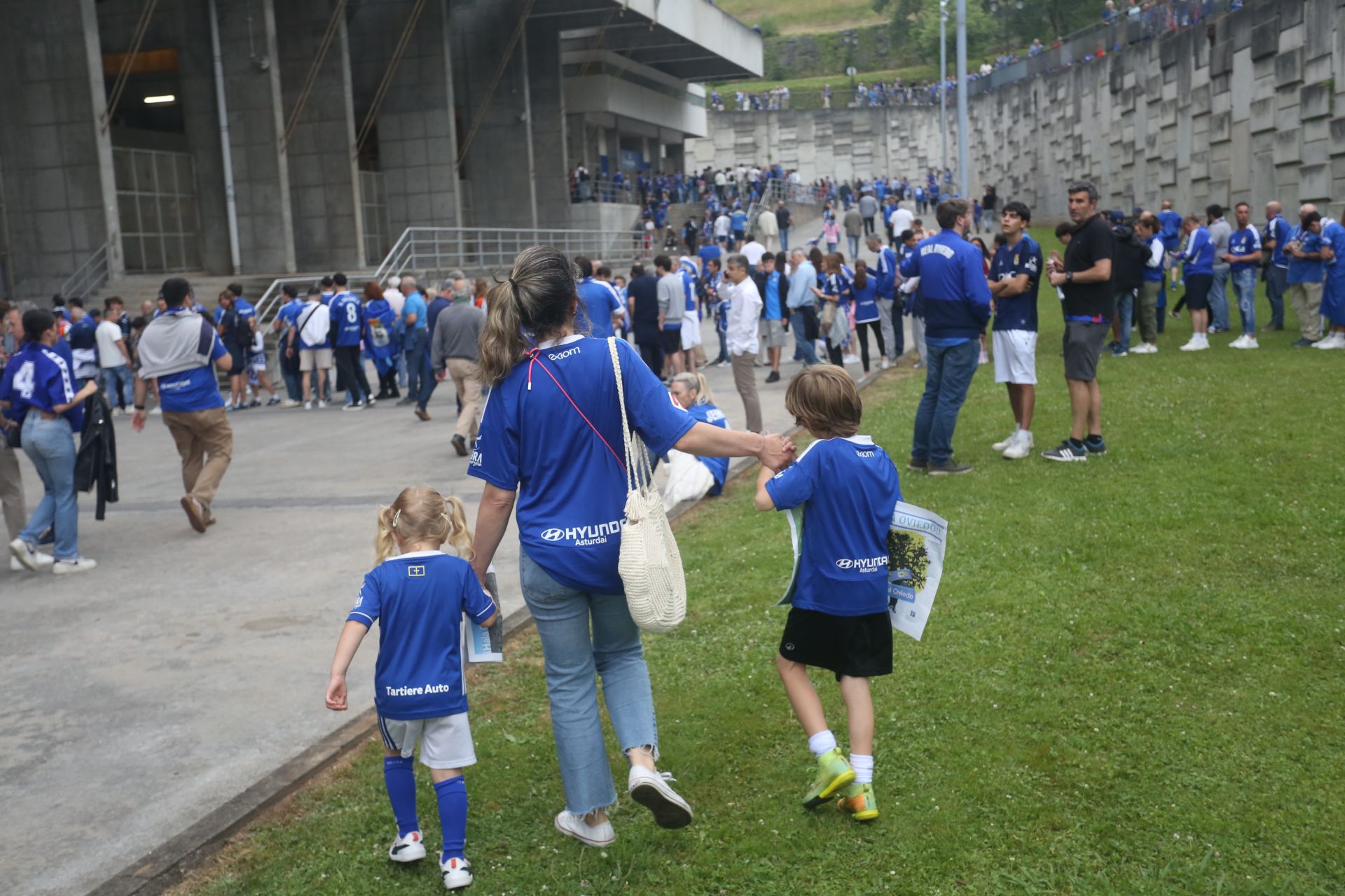Oviedo se vuelca con su equipo: las mejores imágenes de la afición azul