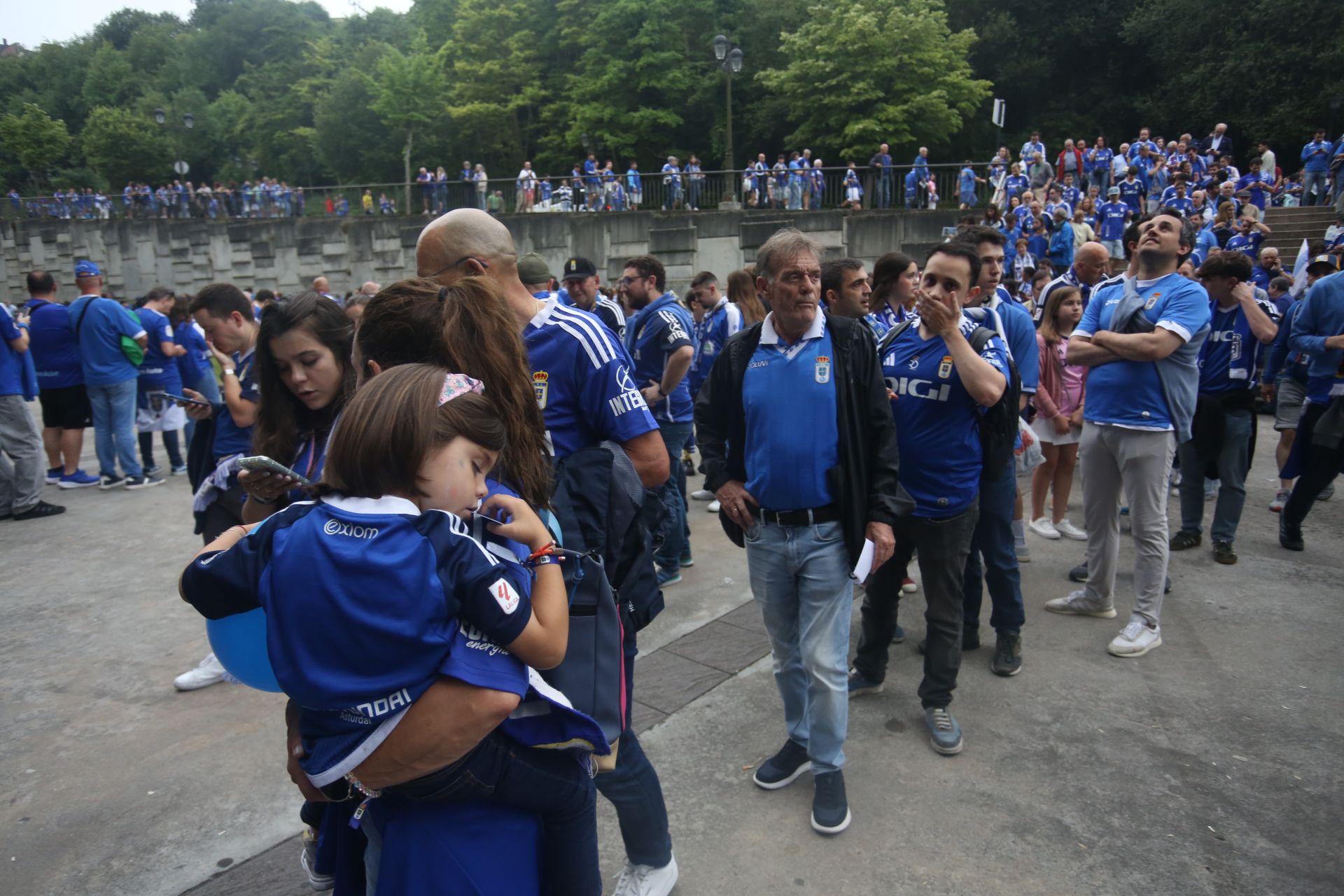 Oviedo se vuelca con su equipo: las mejores imágenes de la afición azul