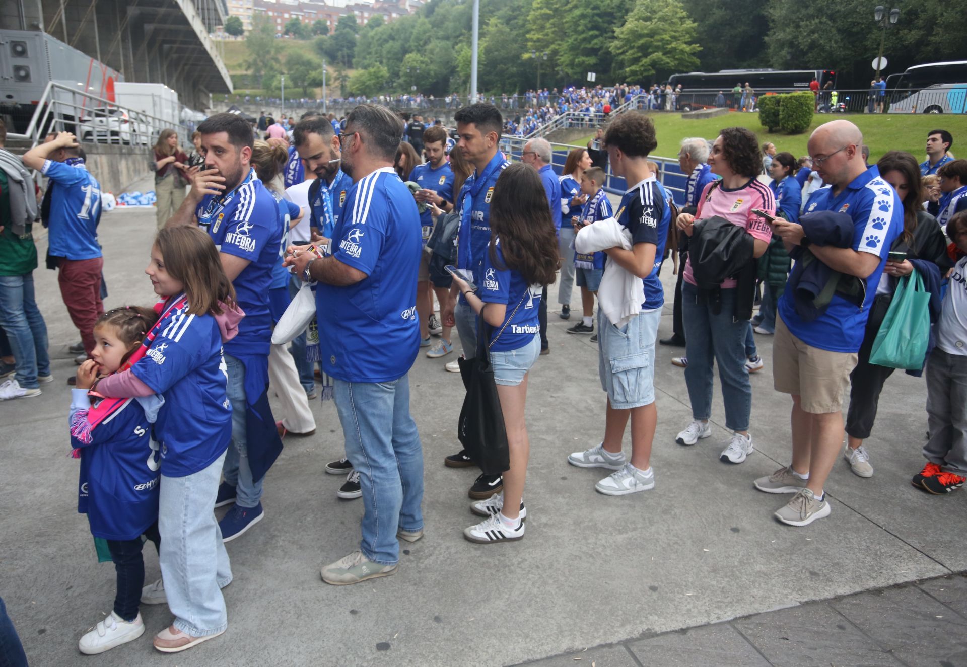 Oviedo se vuelca con su equipo: las mejores imágenes de la afición azul