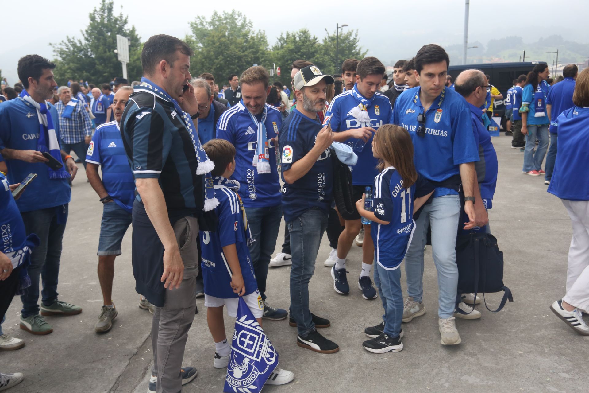 Oviedo se vuelca con su equipo: las mejores imágenes de la afición azul