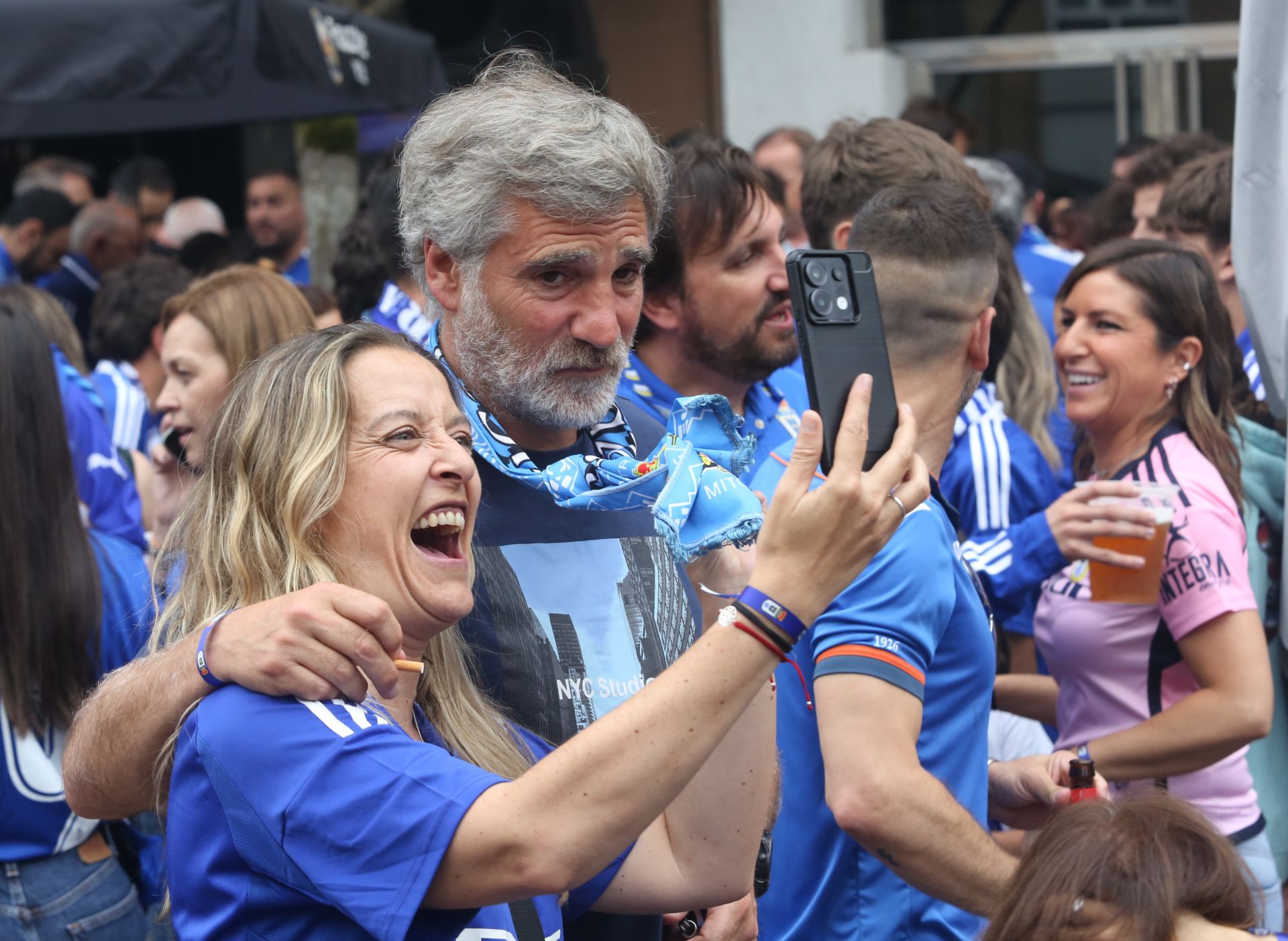 Oviedo se vuelca con su equipo: las mejores imágenes de la afición azul