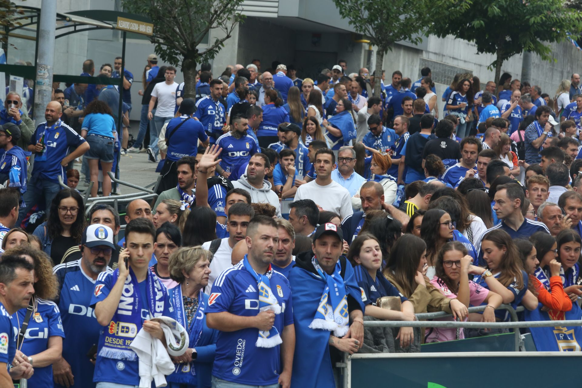 Oviedo se vuelca con su equipo: las mejores imágenes de la afición azul