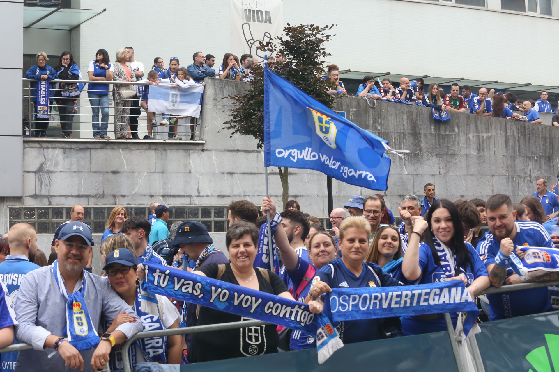 Oviedo se vuelca con su equipo: las mejores imágenes de la afición azul