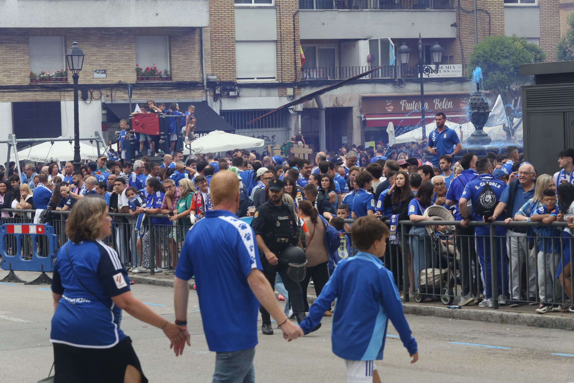 Oviedo se vuelca con su equipo: las mejores imágenes de la afición azul