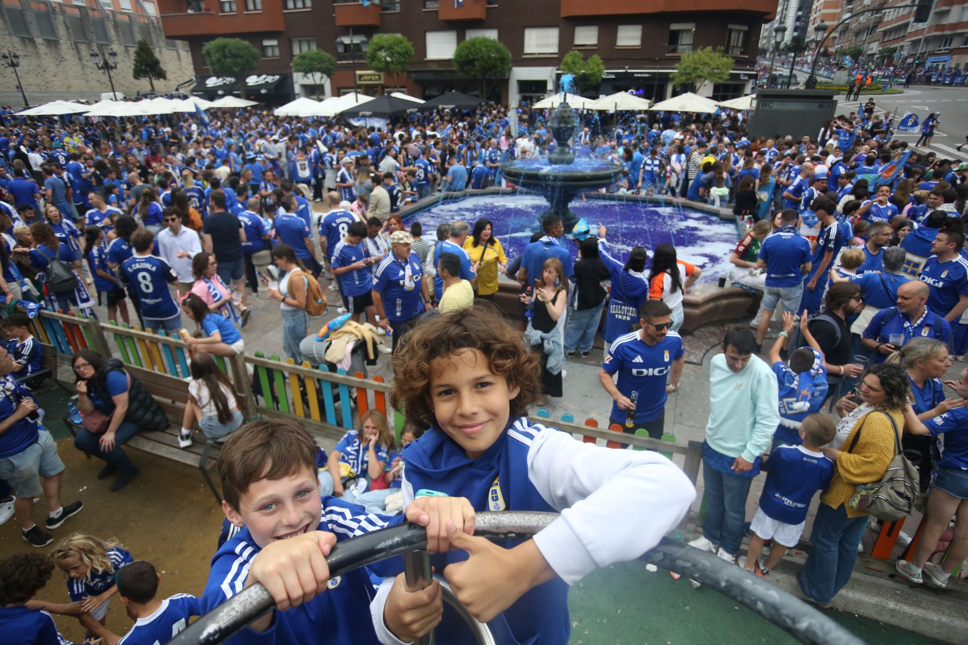 Oviedo se vuelca con su equipo: las mejores imágenes de la afición azul