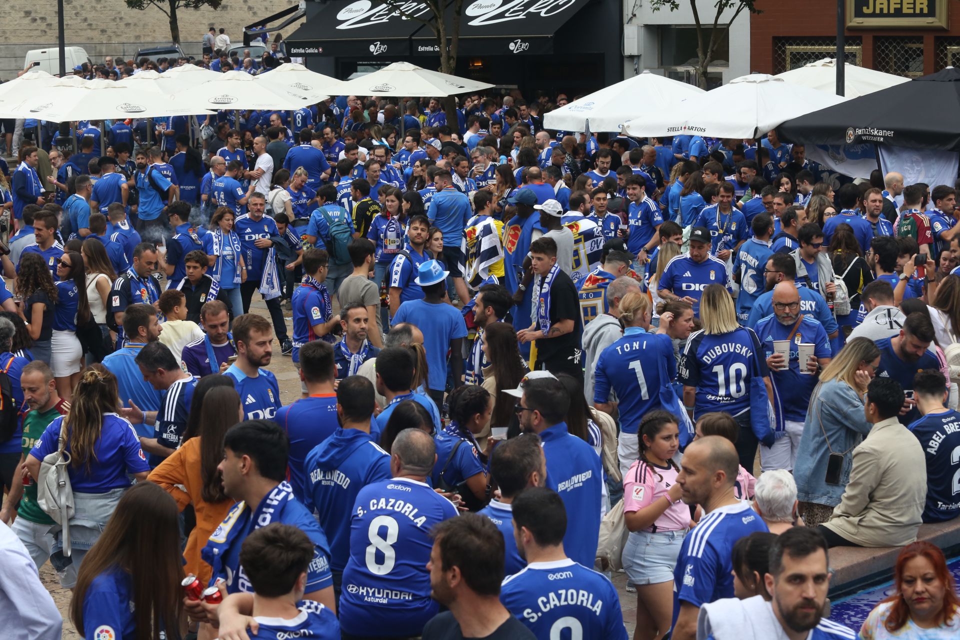 Oviedo se vuelca con su equipo: las mejores imágenes de la afición azul