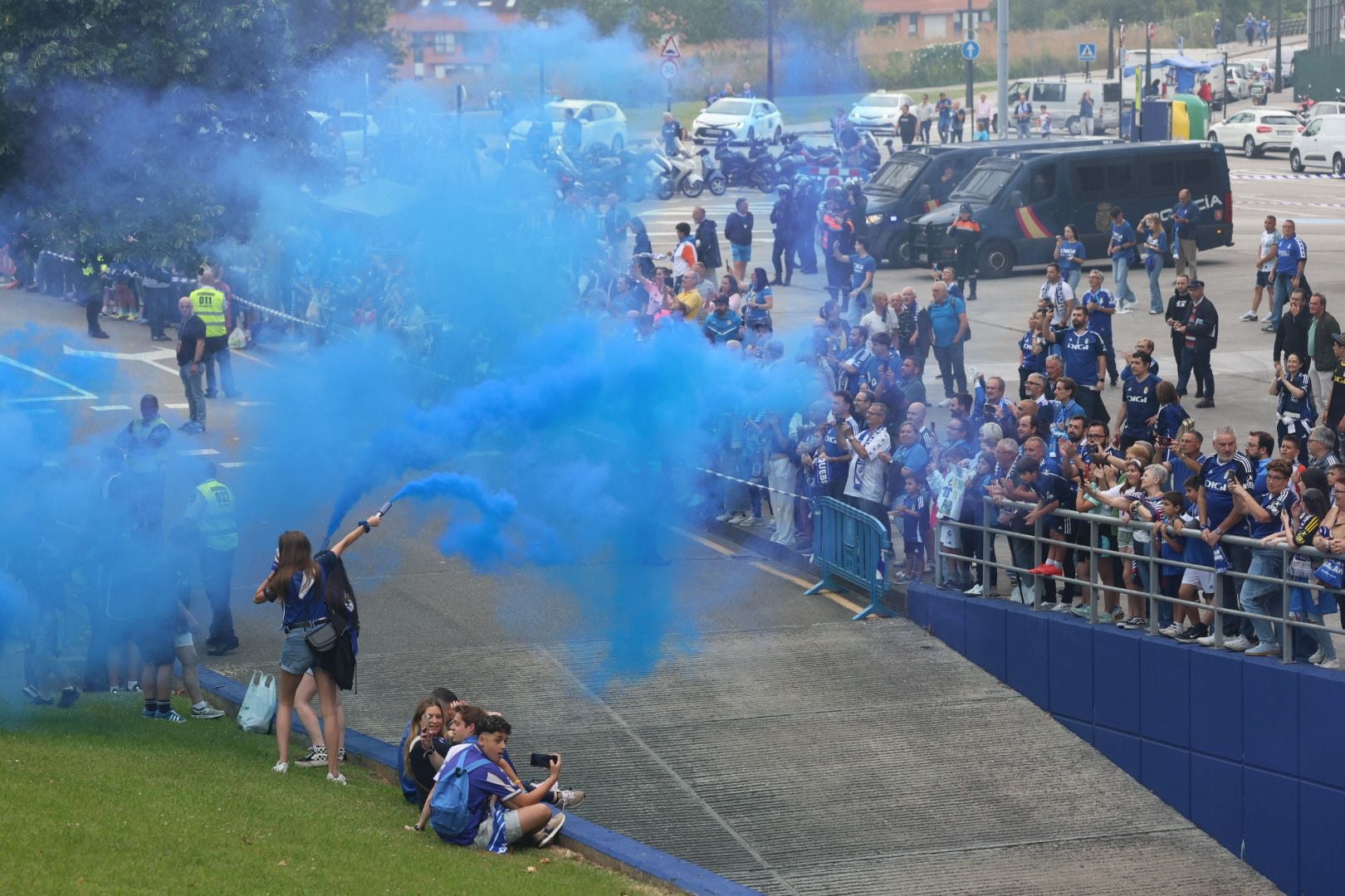 Oviedo se vuelca con su equipo: las mejores imágenes de la afición azul