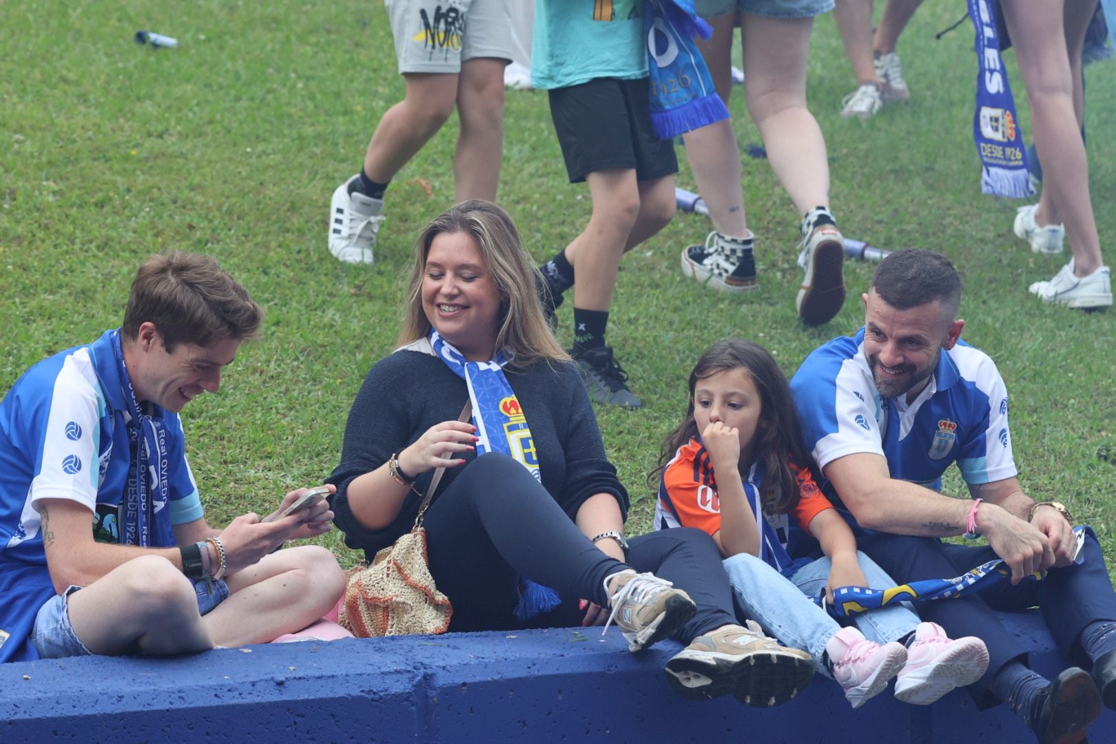 Oviedo se vuelca con su equipo: las mejores imágenes de la afición azul