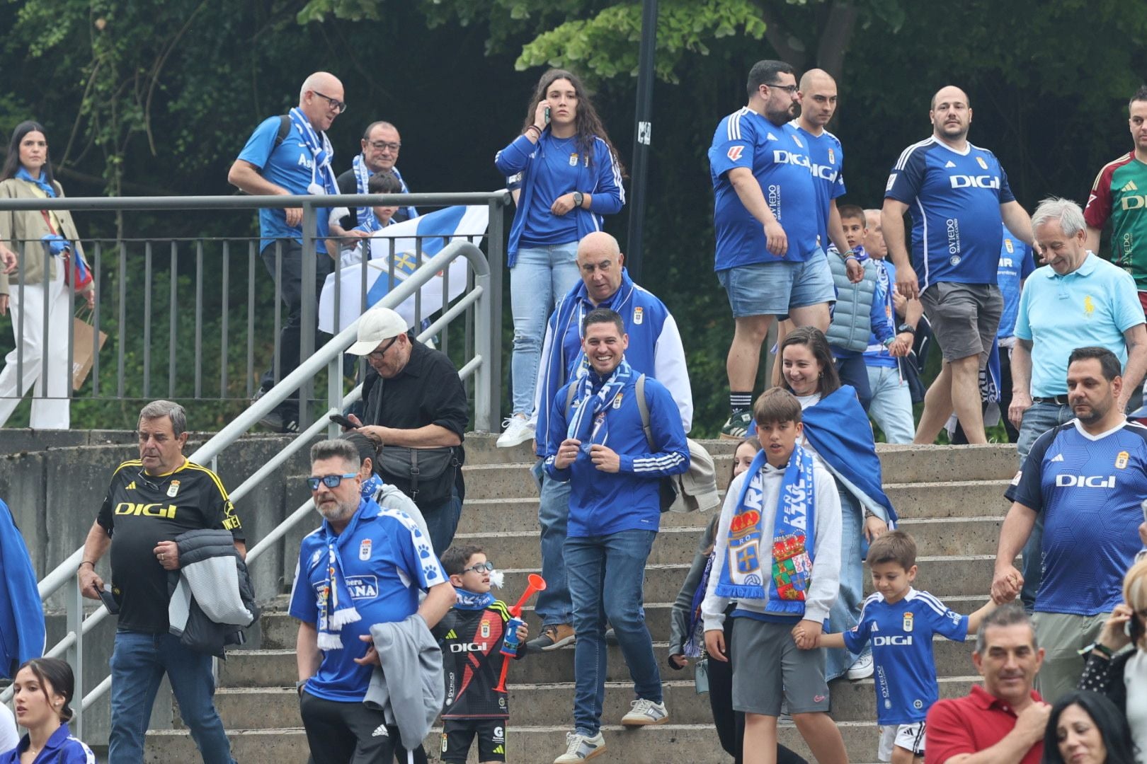 Oviedo se vuelca con su equipo: las mejores imágenes de la afición azul