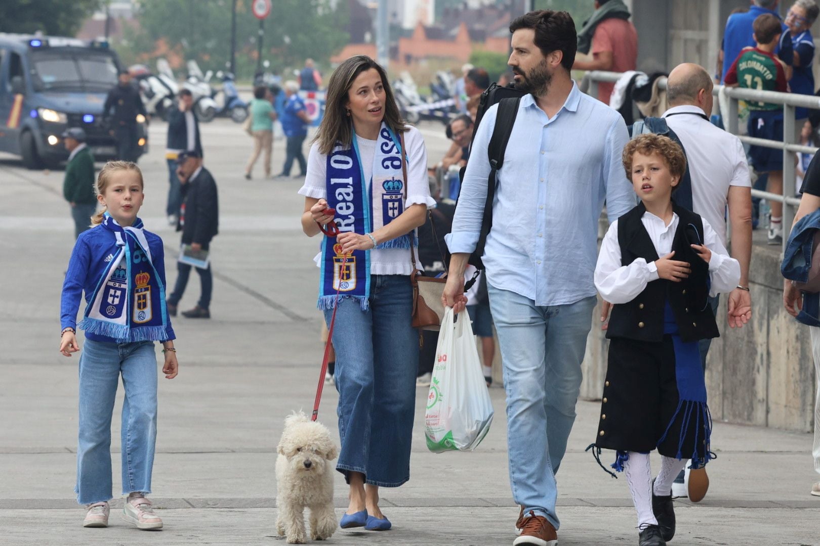 Oviedo se vuelca con su equipo: las mejores imágenes de la afición azul