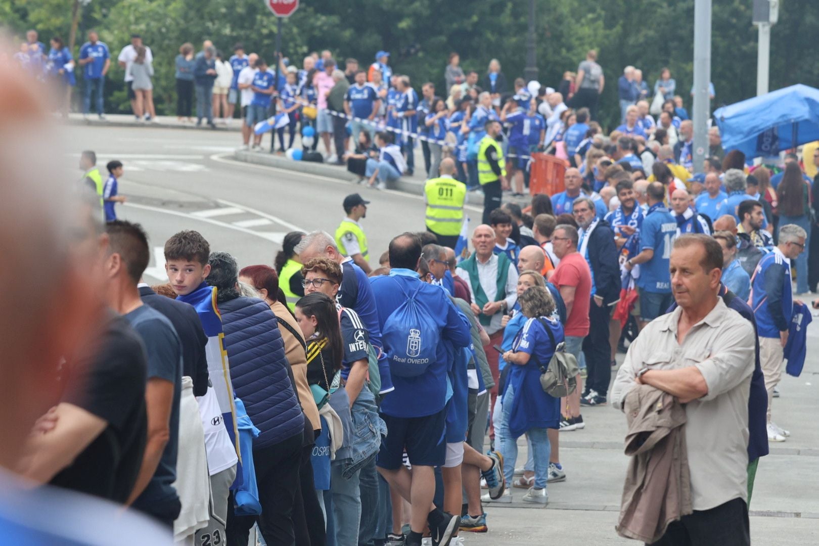 Oviedo se vuelca con su equipo: las mejores imágenes de la afición azul