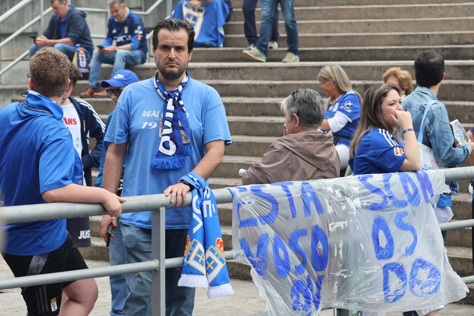 Oviedo se vuelca con su equipo: las mejores imágenes de la afición azul