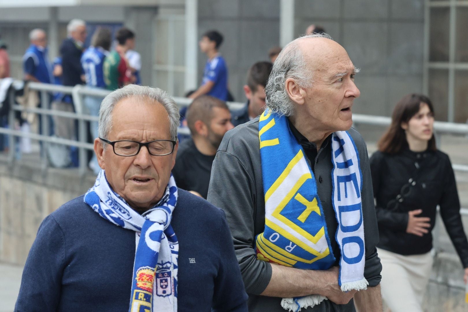 Oviedo se vuelca con su equipo: las mejores imágenes de la afición azul