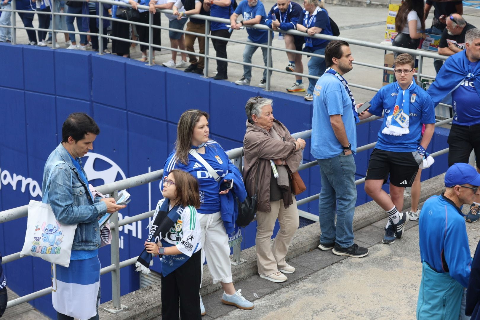Oviedo se vuelca con su equipo: las mejores imágenes de la afición azul