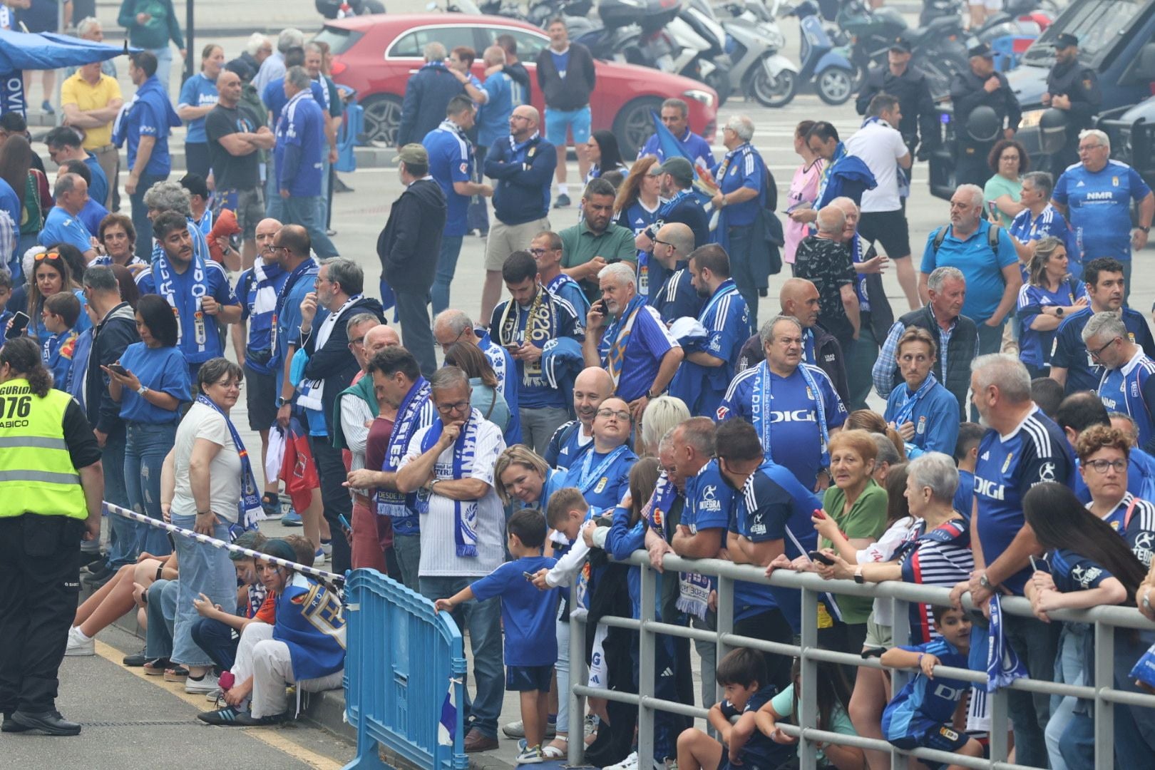 Oviedo se vuelca con su equipo: las mejores imágenes de la afición azul