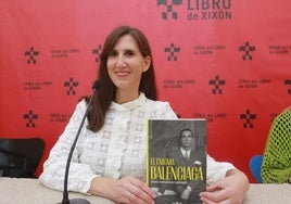 María Fernández-Miranda con su libro 'El enigma de Balenciaga'.