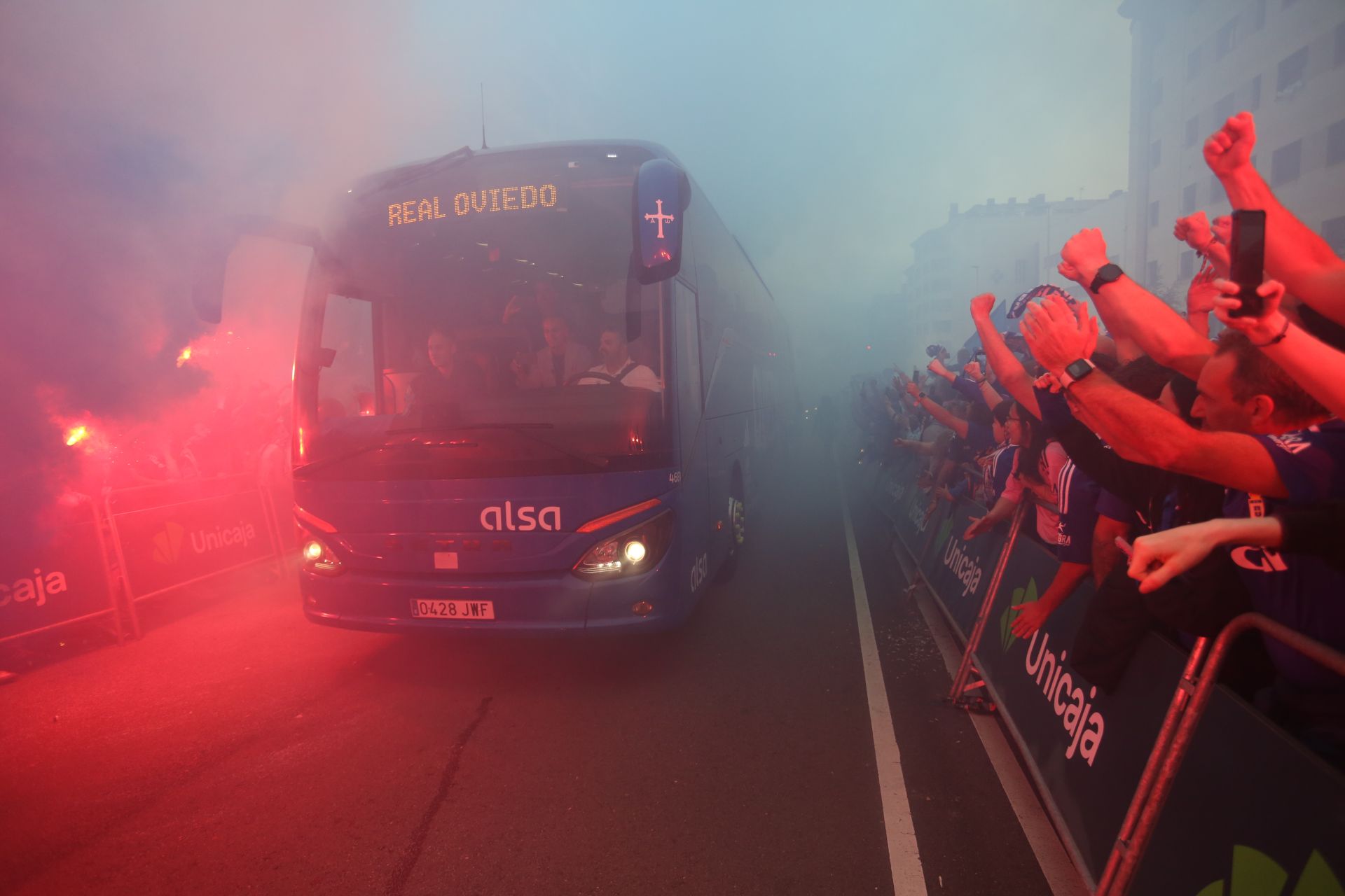 Oviedo se vuelca con su equipo: las mejores imágenes de la afición azul