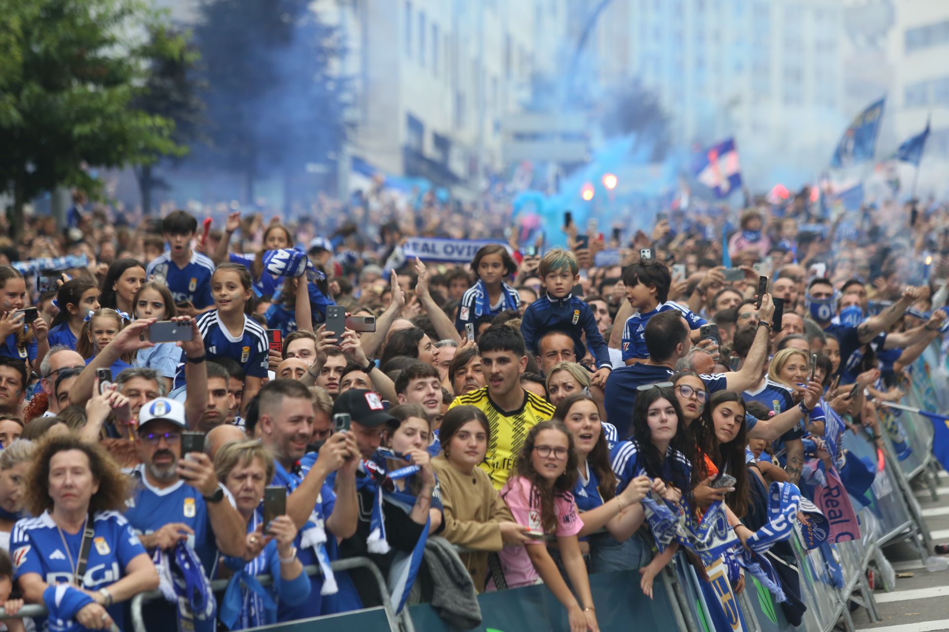 Oviedo se vuelca con su equipo: las mejores imágenes de la afición azul