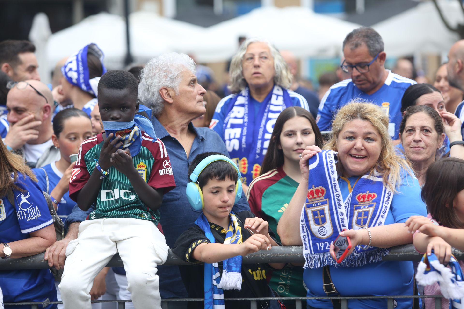 Oviedo se vuelca con su equipo: las mejores imágenes de la afición azul