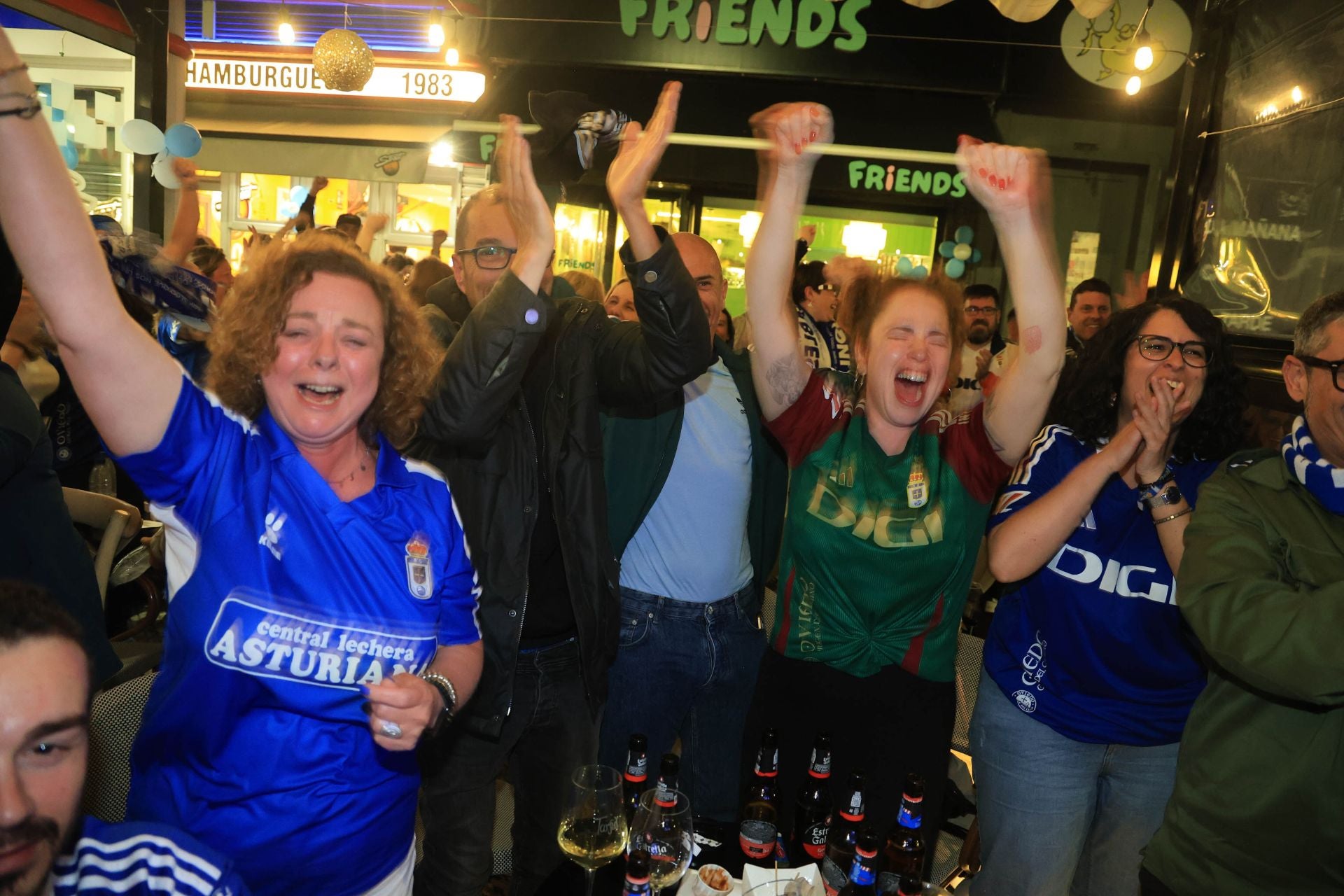 Locura y celebración en Oviedo por volver a Primera