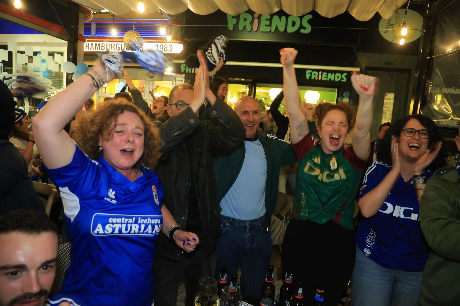 Locura y celebración en Oviedo por volver a Primera