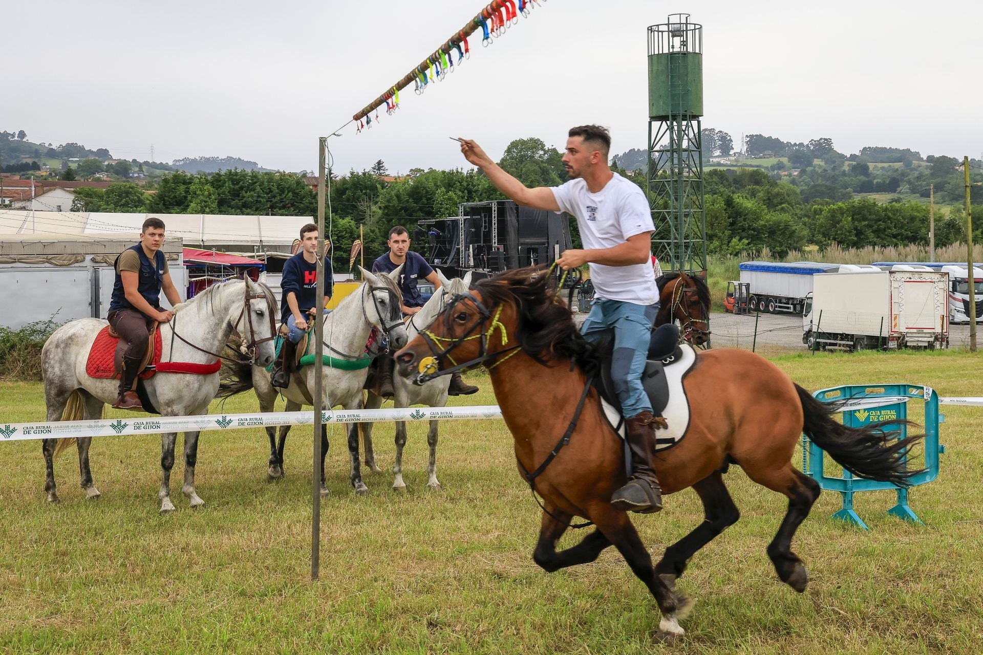 Concurso de cinta a caballo en las fiestas de Mareo, en Gijón