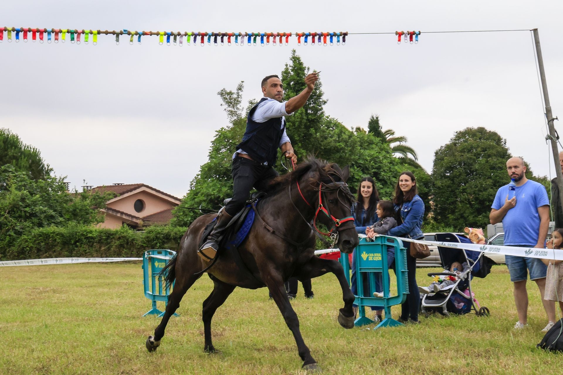 Concurso de cinta a caballo en las fiestas de Mareo, en Gijón